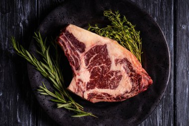 Bir parça sığır eti. Sulu çiğ biftek..