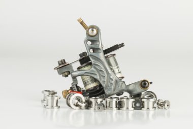 Dövme makineli tüfek.