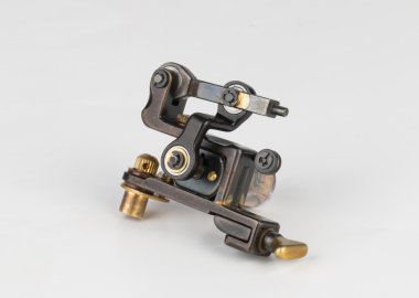 Dövme makineli tüfek.