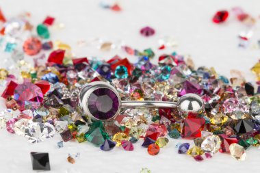 Piercing için takı ve doğal taşlar.