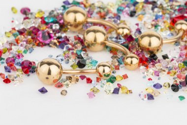 Piercing için takı ve doğal taşlar.