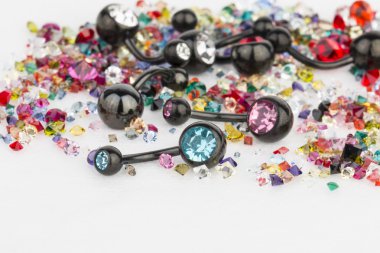 Piercing için takı ve doğal taşlar.