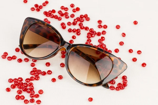 Lunettes de soleil et perles . — Photo