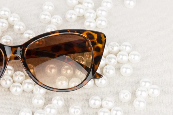 Lunettes de soleil et perles . — Photo