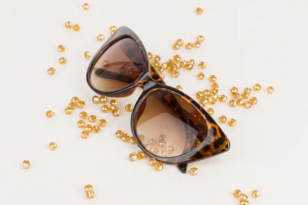 Lunettes de soleil et perles . — Photo