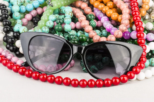 Sonnenbrille und Perlen. — Stockfoto