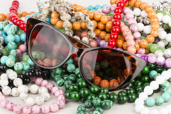 Lunettes de soleil et perles . — Photo