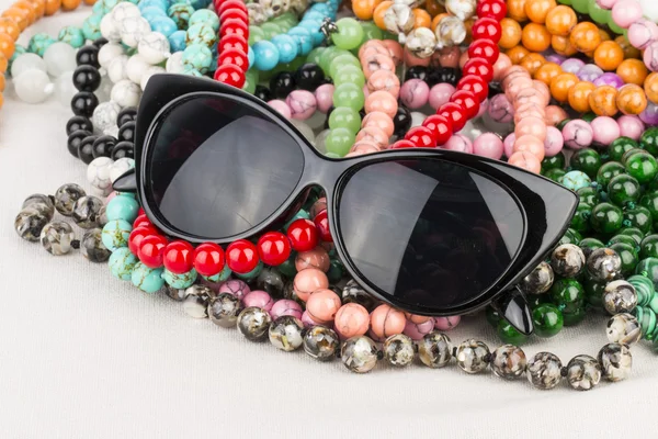 Lunettes de soleil et perles . — Photo