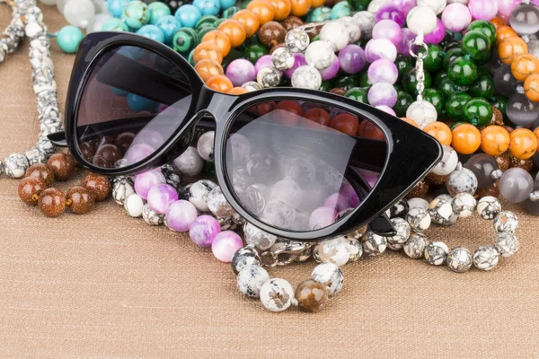 Sunglasses and beads. — Stock Photo, Image