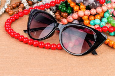 güneş gözlüğü ve boncuk.