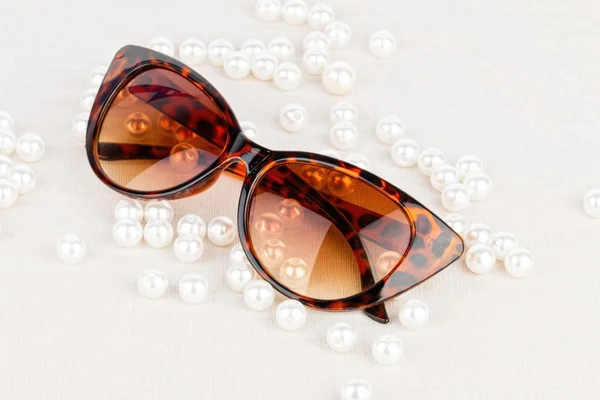 Lunettes de soleil et perles . — Photo