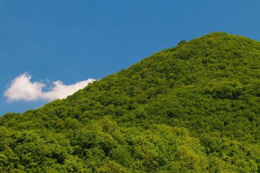 gökyüzü, bulut ve dağ.