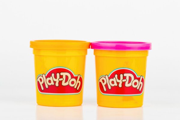 Контейнеры из различных цветных пластин Play Doh
.