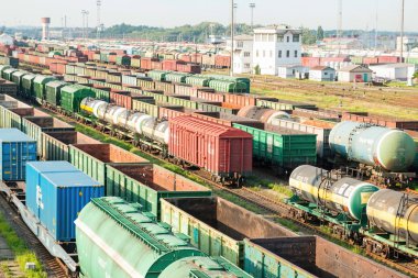 Büyük tren kargo ve yolcu çok trenler ve parça çizgileri ile birleşme istasyonu.