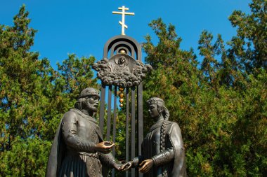 Bir nişan Prens Piyotr ve Prenses Fevroniya Muromskikh Anıtı
