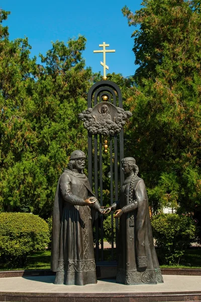 Bir nişan Prens Piyotr ve Prenses Fevroniya Muromskikh Anıtı