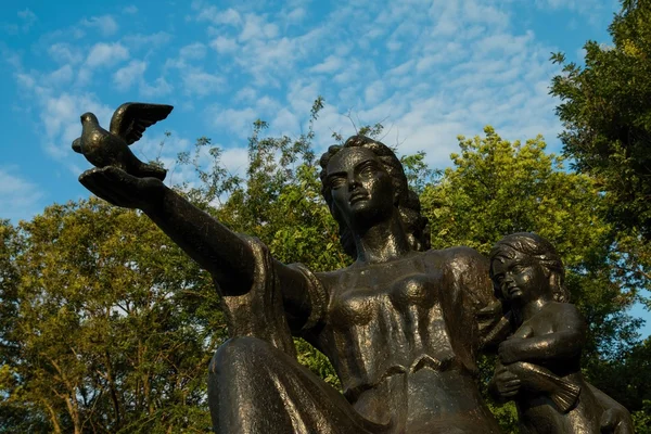 Mother and daughter - city Monument — Stock Photo, Image