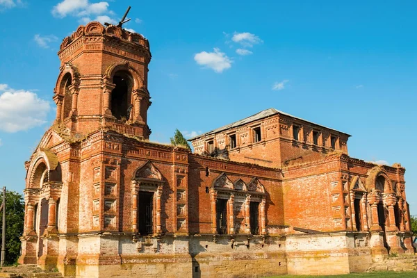 Verlassene und verfallende Kirche — Stockfoto