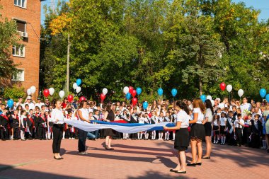Çocuklar okula devam.