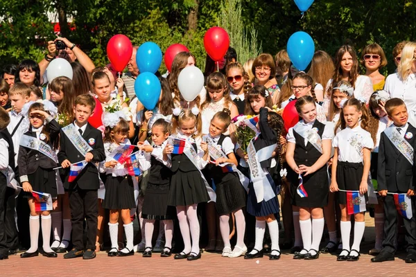 As crianças voltam para a escola . — Fotografia de Stock