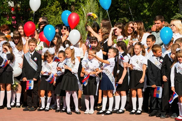 As crianças voltam para a escola . — Fotografia de Stock