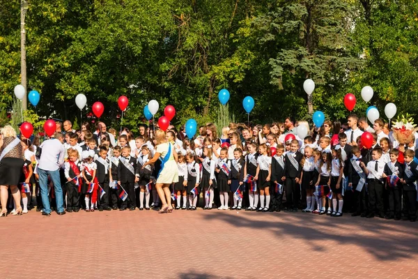 Kinder gehen wieder zur Schule. — Stockfoto