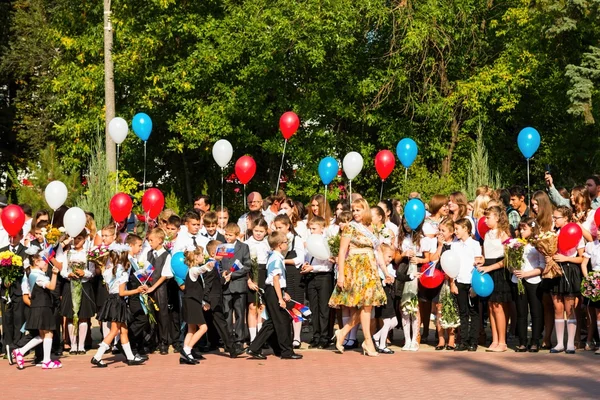 As crianças voltam para a escola . — Fotografia de Stock