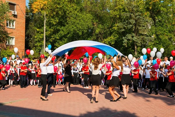 Kinder gehen wieder zur Schule. — Stockfoto