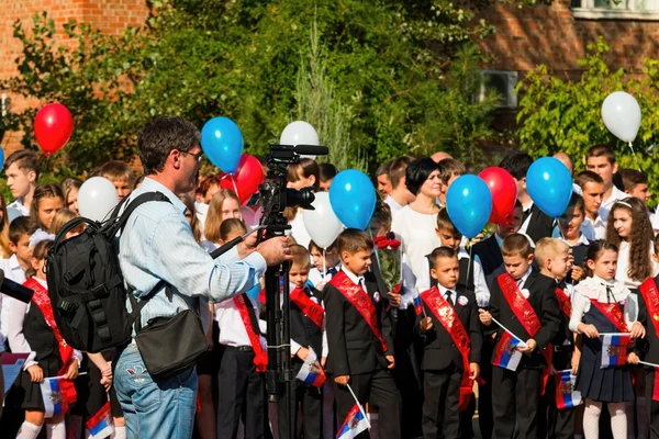 As crianças voltam para a escola . — Fotografia de Stock