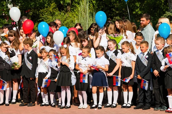 As crianças voltam para a escola . — Fotografia de Stock