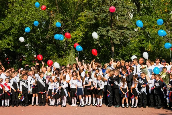 子供たちは学校に戻る. — ストック写真