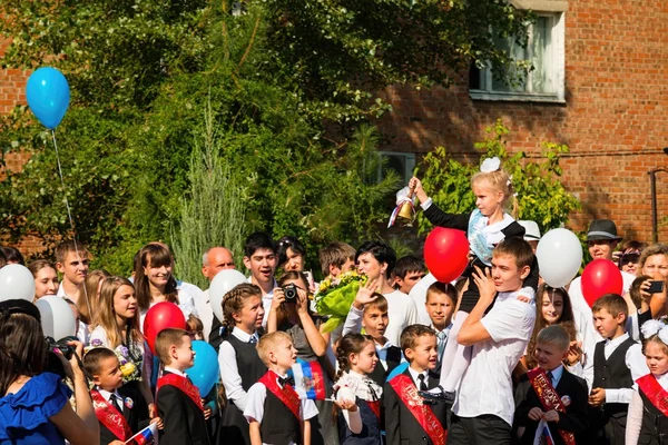 I bambini tornano a scuola . — Foto Stock