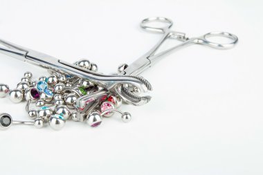 Takı piercing için.