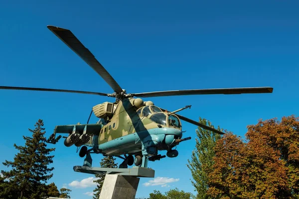 Российский вертолет Ми - 24 памятник — стоковое фото