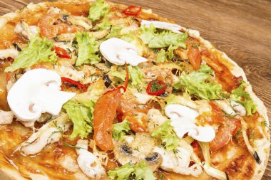 Pizza koyu ahşap arka plan üzerinde.