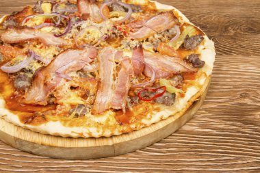 Pizza koyu ahşap arka plan üzerinde.