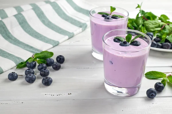 Bosbessenyoghurt Geserveerd Met Verse Bosbessen Muntblaadjes Twee Glazen Yoghurt Een — Stockfoto