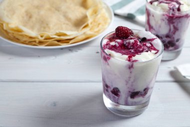 Lezzetli vanilyalı dondurma, yanında böğürtlen soslu krep.