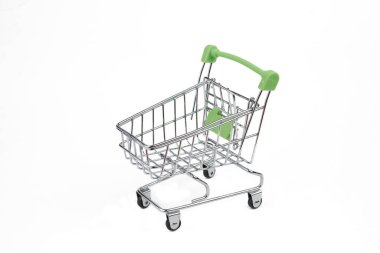 Beyaz arka planda süpermarketten alınmış boş küçük oyuncak market arabası var.