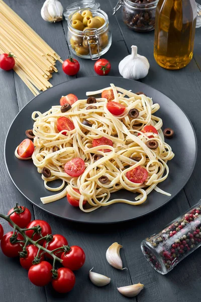 Lahodné Italské Těstoviny Tagliatelle Cherry Rajčaty Bazalkou Talíři Dřevěném Stole — Stock fotografie