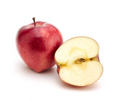 Beyaz arka planda yarı izole edilmiş taze kırmızı elma.
