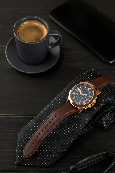 Montre Poignet Homme Sur Une Cravate Noire Côté Une Tasse — Photo