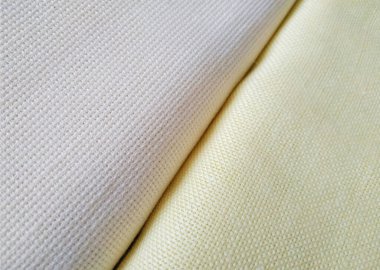 Açık sarı ve beyaz süt katlanmış tuval. Kumaş dokusu arkaplanı