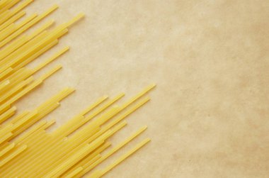 Fotokopi alanlı el işi kağıdında İtalyan spagetti makarna. Üst görünüm