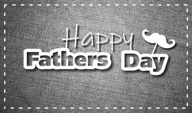Babalar Günün kutlu olsun. Beyaz yazı ve bıyıklı, gri kot arka planda gölgeler. Resmin dış hatları boyunca beyaz dikiş.