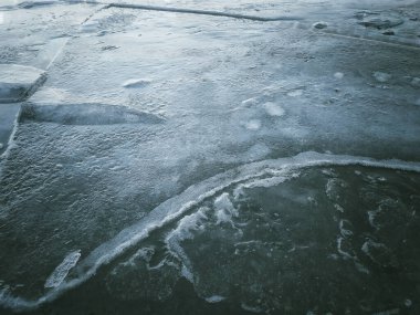 Kırık mavi buz dokusu. Gölün donmuş yüzeyi