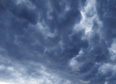 Mavi ve gri fırtına öncesi dramatik bulutlar 