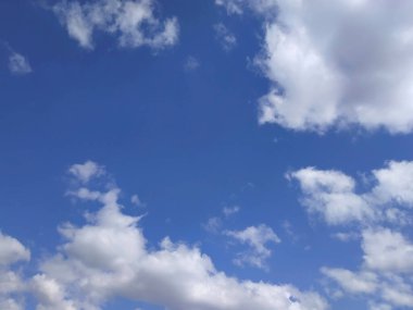 Mavi arkaplanda beyaz kümülüs bulutları