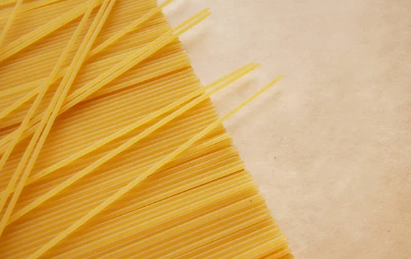 Macarrão Espaguete Italiano Fundo Papel Artesanal Com Espaço Cópia Vista — Fotografia de Stock