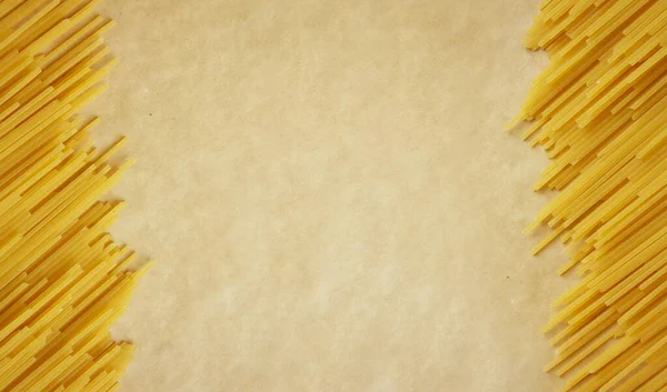 Italienische Spaghetti Pasta Rahmen Auf Bastelpapier Hintergrund Mit Kopierraum Ansicht — Stockfoto